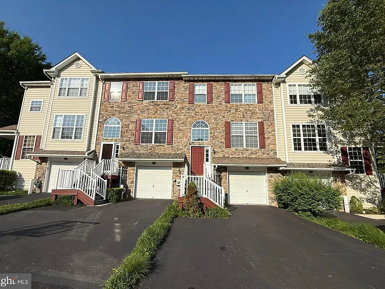 Malvern, Pennsylvania:
$409,800 Purchase
Townhome