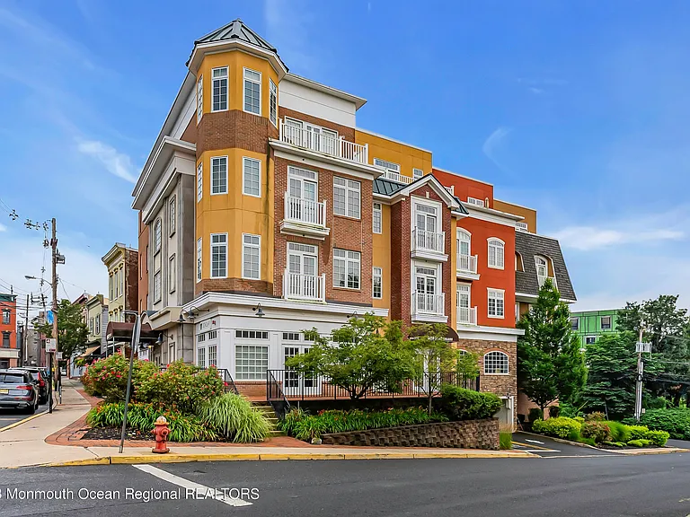 Red Bank, New Jersey:
$950,000 Purchase
Condo