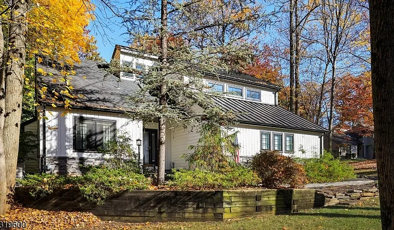 Warren, New Jersey:
$1,075,000 Purchase
Residential