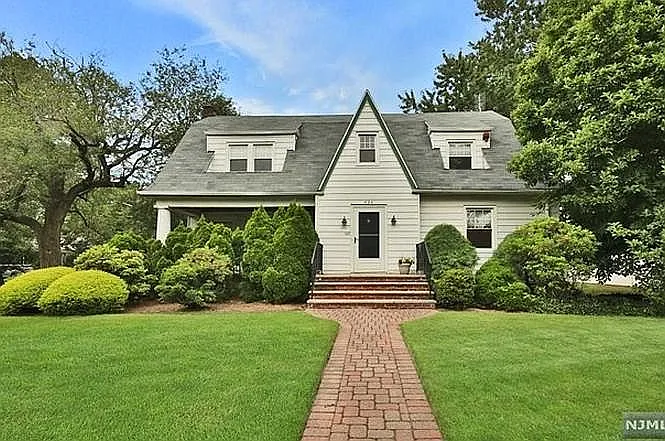 Teaneck, New Jersey:
$715,000 Purchase
Residential