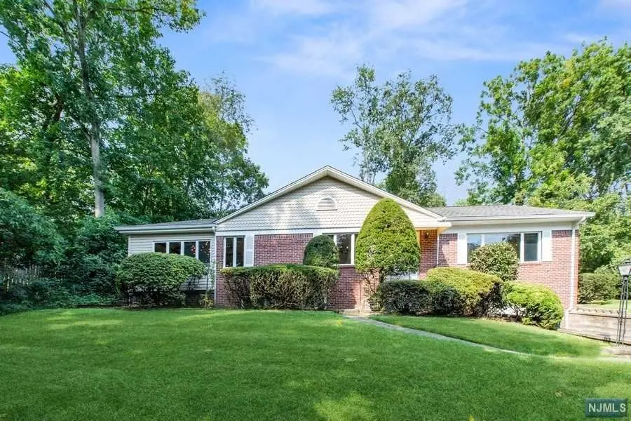 Oradell, New Jersey:
$830,000 Purchase
Residential
