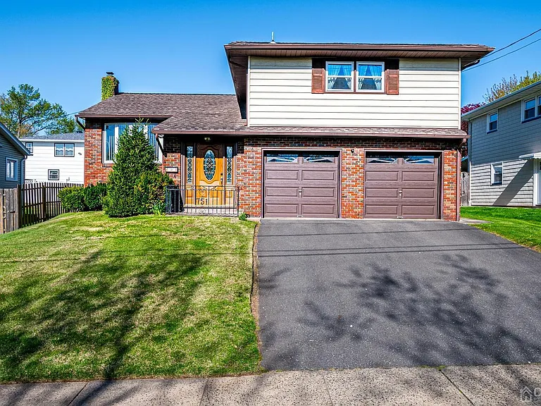 Woodbridge, New Jersey:
$580,000 Purchase
Residential