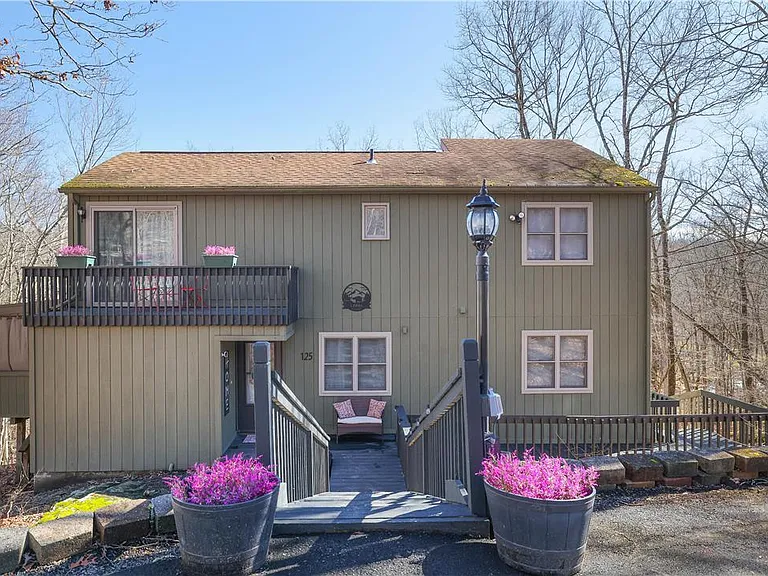 Bushkill, Pennsylvania:
$350,000 Purchase
Residential